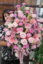 แจกันดอกไม้สดสีชมพู