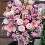 แจกันดอกไม้สดสีชมพู