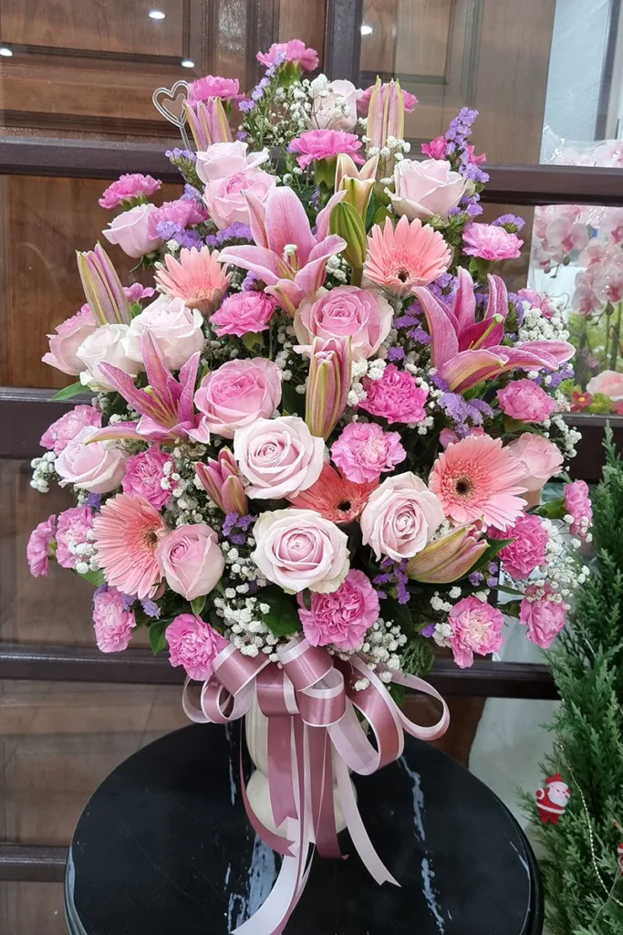 แจกันดอกไม้สดสีชมพู