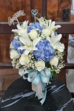 แจกันดอกไม้สดสีฟ้า