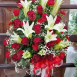 แจกันดอกไม้สดสีแดงใบใหญ่