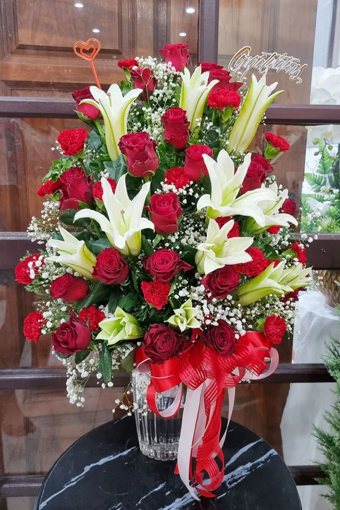 แจกันดอกไม้สดสีแดงใบใหญ่