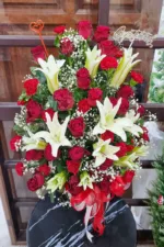 แจกันดอกไม้สดสีแดง