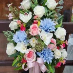 แจกันดอกไม้ประดิษฐ์สีฟ้าชมพู