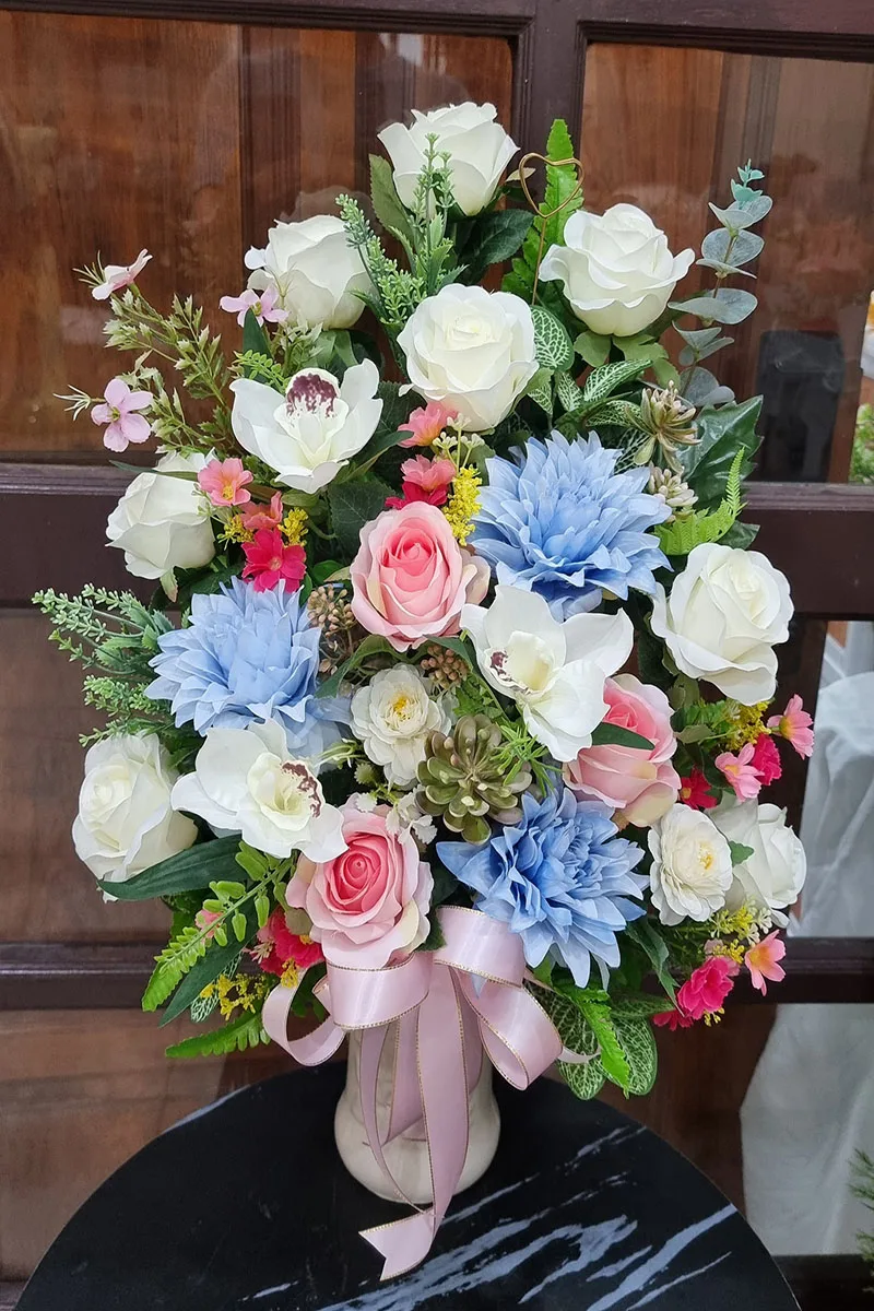 แจกันดอกไม้ประดิษฐ์สีฟ้าชมพู