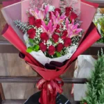 ช่อดอกไม้สดสีแดง