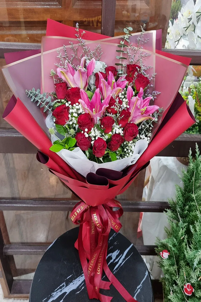 ช่อดอกไม้สดสีแดง ช่อดอกไม้สดสีแดง