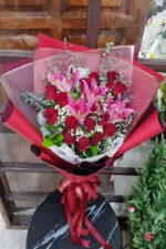 ช่อดอกไม้สดสีแดง