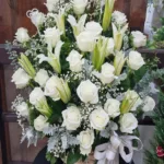 กระเช้าดอกไม้สดสีขาว ดอกกุหลาบขาว