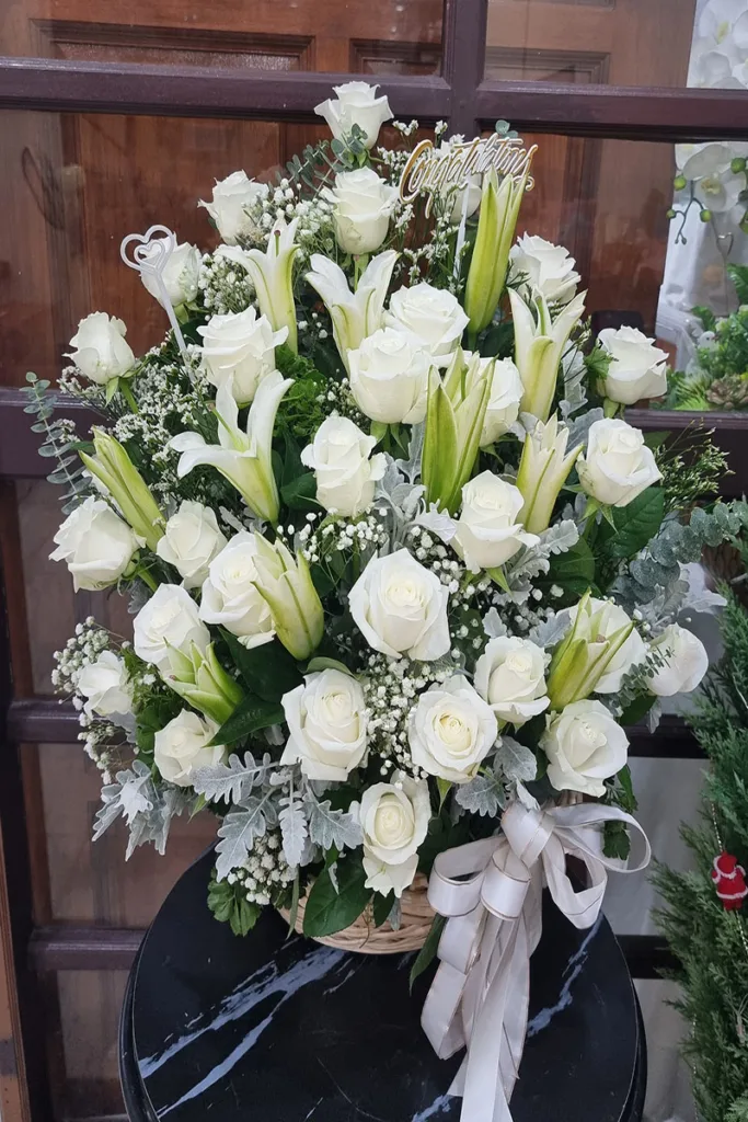 กระเช้าดอกไม้สดสีขาว ดอกกุหลาบขาว