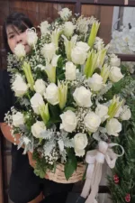 กระเช้าดอกไม้สดสีขาว ดอกกุหลาบ