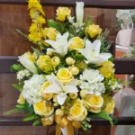 แจกันดอกไม้ประดิษฐ์สีเหลือง