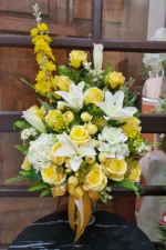 แจกันดอกไม้ประดิษฐ์สีเหลือง