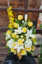 แจกันดอกไม้ประดิษฐ์สีเหลือง