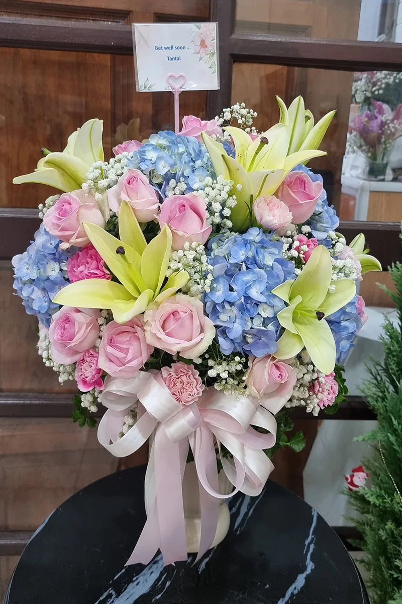 แจกันดอกไม้สดสีสดใส