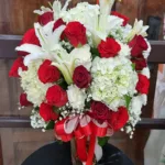 แจกันดอกไม้สดสีขาวแดง
