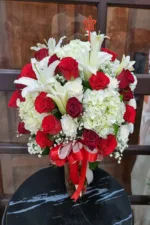 แจกันดอกไม้สดสีขาวแดง