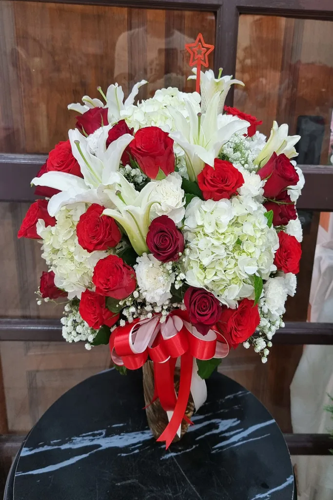 แจกันดอกไม้สดสีขาวแดง