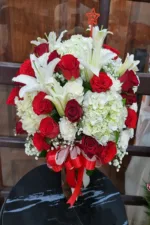 แจกันดอกไม้สดสีขาวแดง