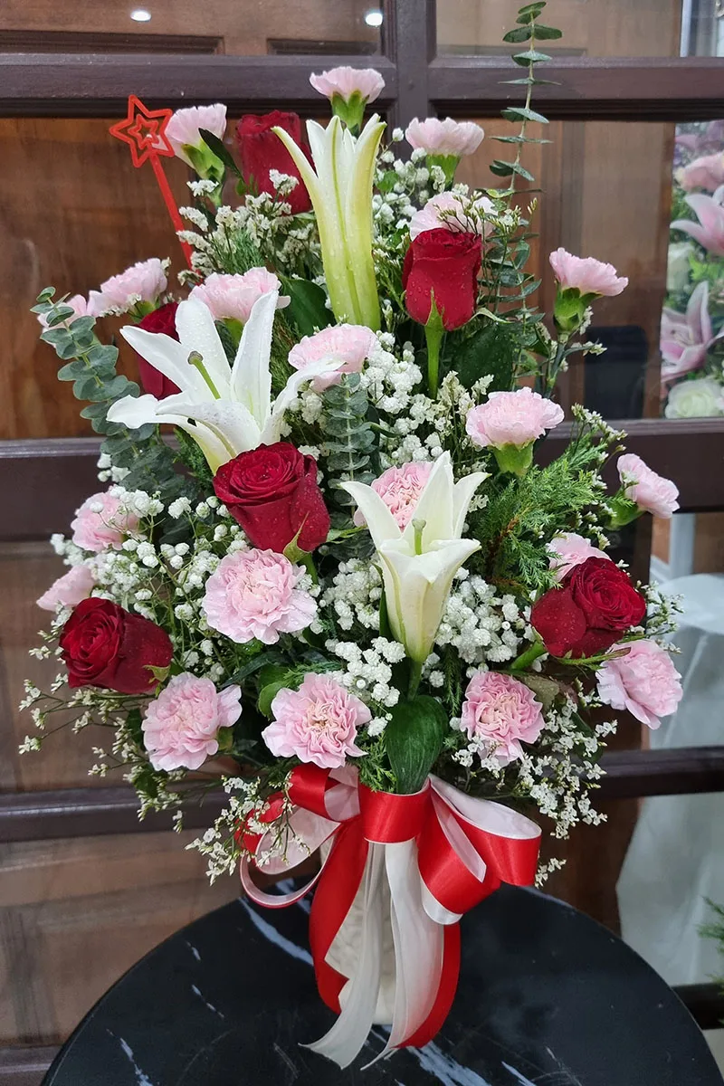 แจกันดอกไม้สดสีสดใส