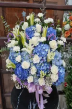 กระเช้าดอกไม้สดสีฟ้า