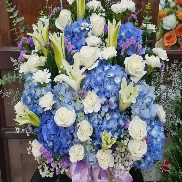 กระเช้าดอกไม้สดสีฟ้า