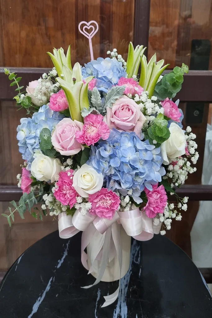 แจกันดอกไม้สดสีหวาน