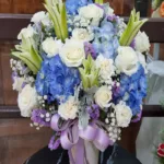 แจกันดอกไม้สดสีฟ้าขาว