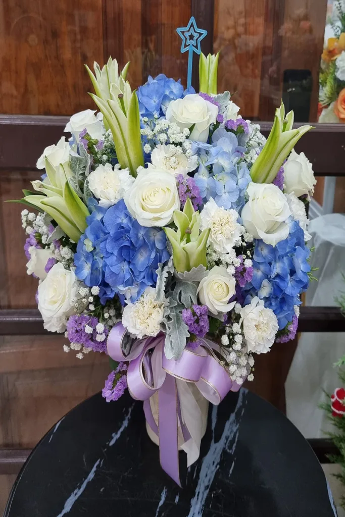 แจกันดอกไม้สดสีฟ้าขาว