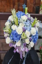 แจกันดอกไม้สดสีฟ้าขาว