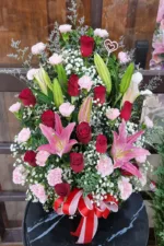 กระเช้าดอกไม้สีสดใส