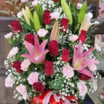 กระเช้าดอกไม้สดสีสดใส