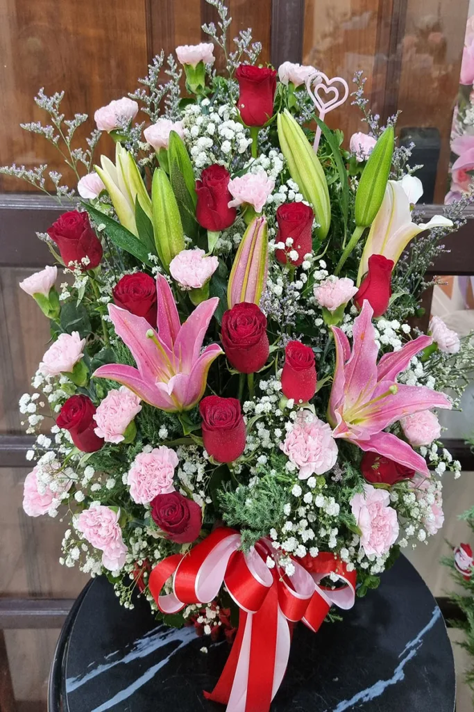 กระเช้าดอกไม้สดสีสดใส