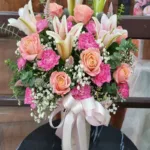 แจกันดอกไม้สดสีชมพู