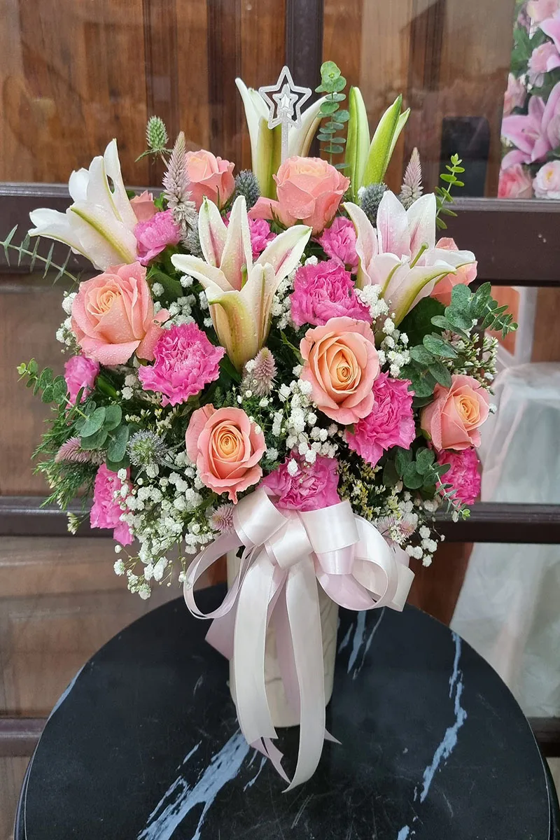 แจกันดอกไม้สดสีชมพู