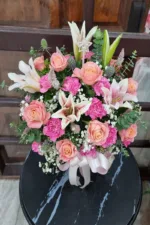 แจกันดอกดอกไม้สดสีชมพู