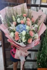 ช่อดอกไม้สดสีชมพูฟ้า