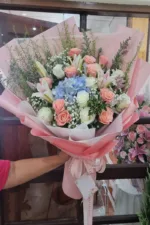 ช่อดอกไม้สดสีชมพู