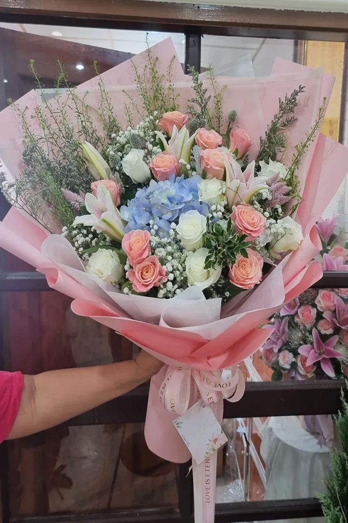 ช่อดอกไม้สดสีชมพู