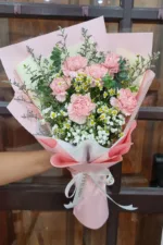 ช่อดอกไม้สดสีชมพู