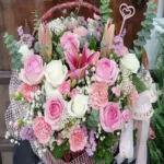 กระเช้าดอกไม้สดสีชมพู