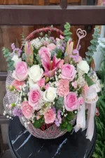 กระเช้าดอกไม้สดสีชมพู