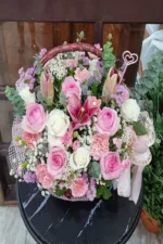 กระเช้าดอกไม้สดสีชมพู