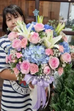 แจกันดอกไม้สดสีชมพูฟ้า