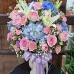 แจกันดอกไม้สดสีชมพูฟ้า