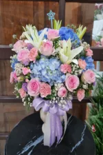 แจกันดอกไม้สดสีชมพูฟ้า