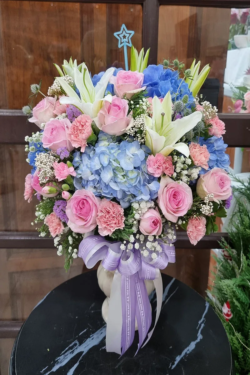 แจกันดอกไม้สดสีชมพูฟ้า