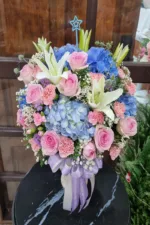 แจกันดอกไม้สดสีชมพูฟ้า