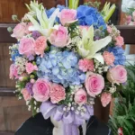 แจกันดอกไม้สดสีชมพูฟ้า