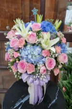 แจกันดอกไม้สดสีชมพูฟ้า